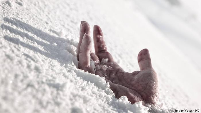 Hand im Schnee