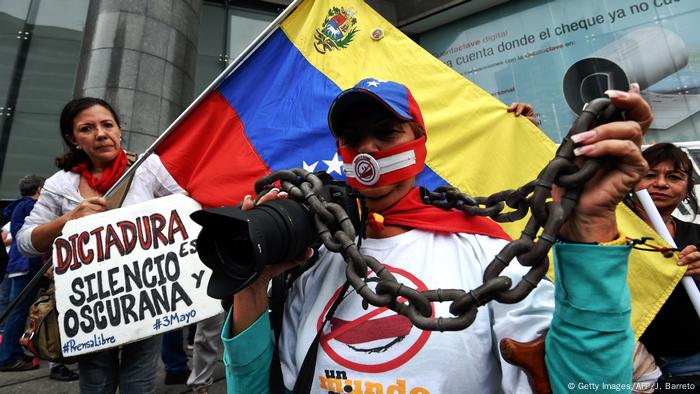 Protesta de trabajadores de medios en Caracas, en 2016.