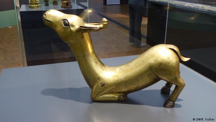 A kneeing golden gazelle (DW/R. Fulker)