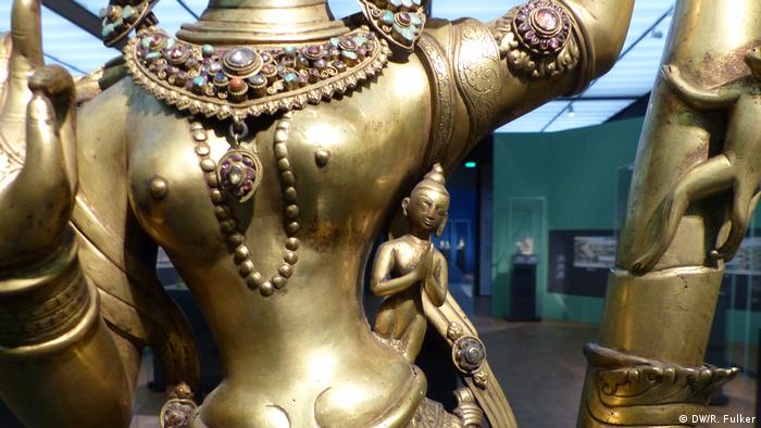 A golden sculpture depics the birth of the Buddha, emerging from the side of a woman's body (DW/R. Fulker)