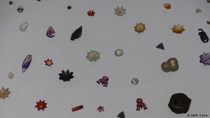 Tiny colorful stones of various shapes and forms (DW/R. Fulker)