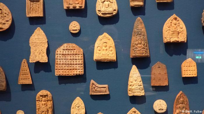 Clay tablets depict episodes from the life of the Buddha (DW/R. Fulker)