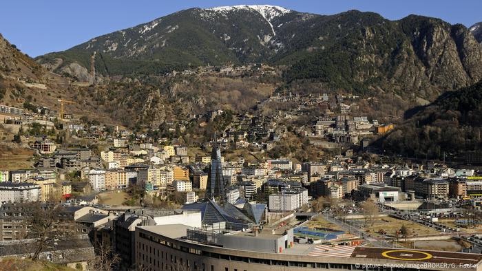 Andorra la Vella Stadtansicht (picture-alliance/imageBROKER/G. Fischer)