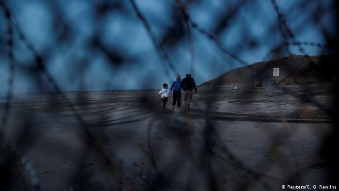 Mexiko Tijuana Migranten hinter dem Grenzzaun in den USA (Reuters/C. G. Rawlins)