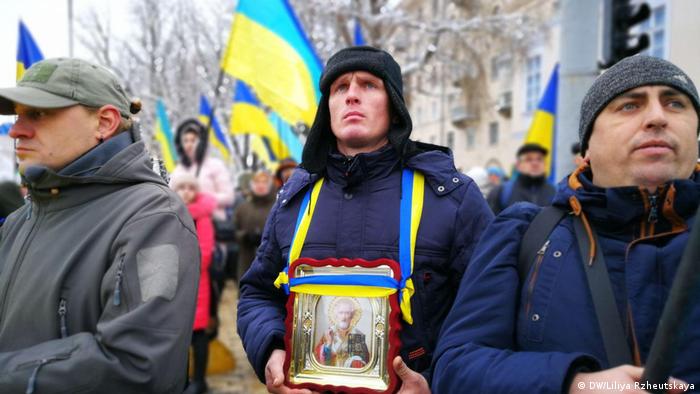 Kiew Gläubige Ukrainer demonstrieren auf dem Sofijskaja-Platz (DW/Liliya Rzheutskaya)