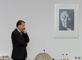 Althaus stehend neben einem Portrait von Adenauer (Foto: AP)