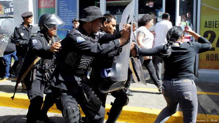 Policías ahuyentan a periodistas en Managua