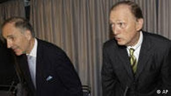 Представители GM и попечительского общества на пресс-конференции в Берлине