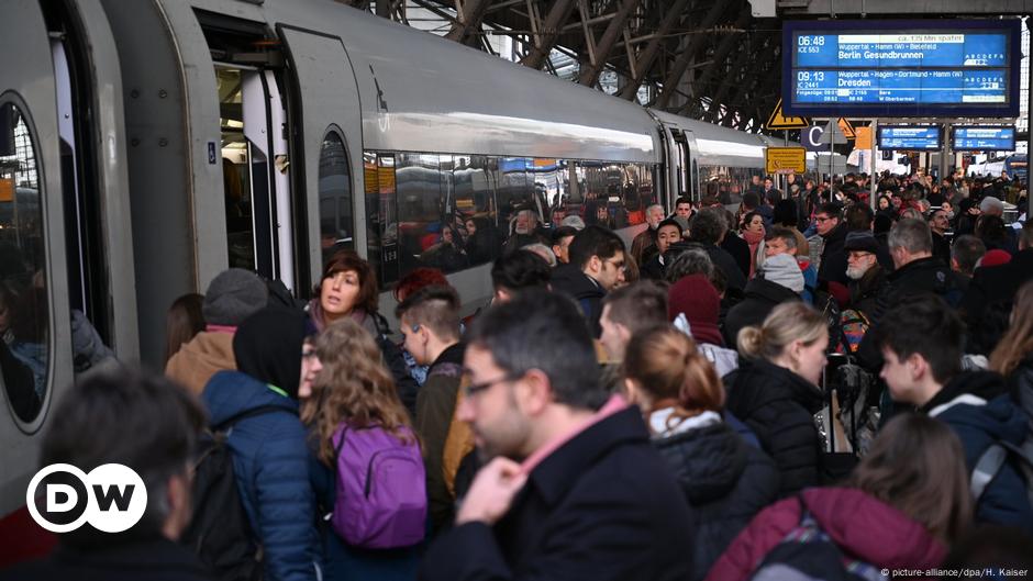 Greta's trip home on a crowded German train – DW – 12/15/2019