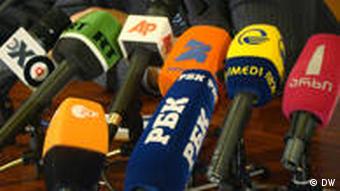 Микрофоны журналистов на столе во время пресс-конференции