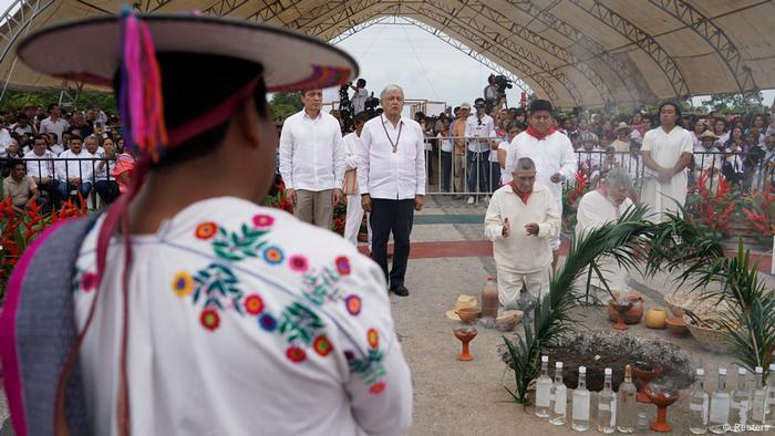 Zur Einweihung seines Megaprojekts Maya-Zug in Palenque, Chiapas, nimmt López Obrador an einer Zeremonie zu Ehren der Göttin der Erde teil. 