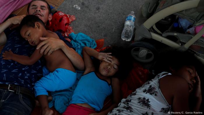 Mexiko Migrantin bekommt Baby auf dem Weg in die USA (Reuters/C. Garcia Rawlins)