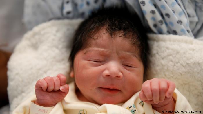 Mexiko Migrantin bekommt Baby auf dem Weg in die USA (Reuters/C. Garcia Rawlins)