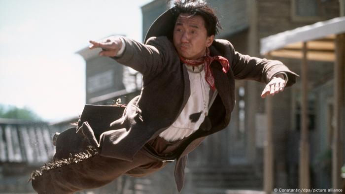 Schauspieler Jackie Chan springt durch die Luft. Szene aus dem Western Shang-High Noon. 