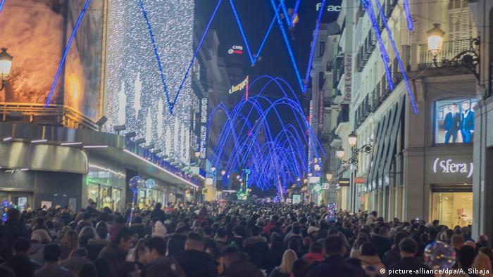 Weihnachtsbeleuchtung und Märkte weltweit Spanien Madrid (picture-alliance/dpa/A. Sibaja)
