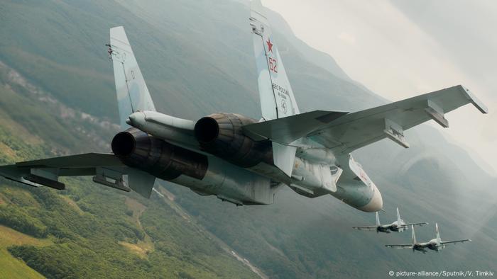 Su-27s in flight