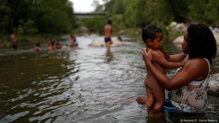 Mexiko Migrantin Erly Marcial, Geburt eines Babys während der Flucht (Reuters/C. Garcia Rawlins)