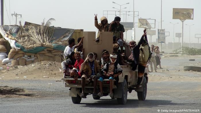 Jemen Regierungsfreundliche Kämpfer patroullieren in Hodeidah