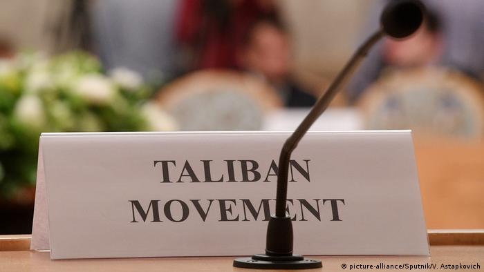Cartel de los representantes talibanes en las negociaciones llevadas a cabo en Moscú en noviembre de 2018.u