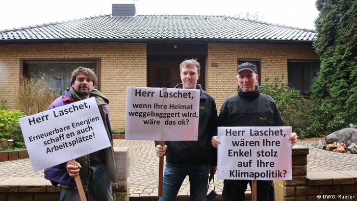 Bürger am Tagebau Hambach wollen ihre Dörfer vor Zerstörung schützen.Sie fordern auf den Plakaten Erneuerbare Energien, das Recht auf den Erhalt von Heimat und eine enkelgerechte Klimapolitik. 