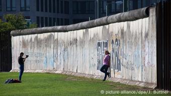 Τουρίστες φωτογραφίζονται στο Τείχος του Βερολίνου