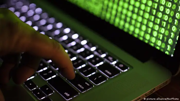 Экран и клавиатура компьютера во время хакерской атаки
