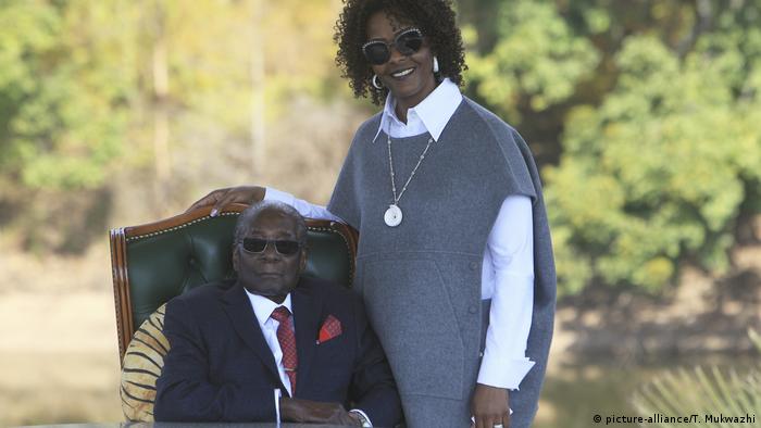 Zimbabwe - Präsident Robert Mugabe und seine Frau Grace Mugabe (picture-alliance/T. Mukwazhi)