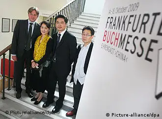 法兰克福书展主席与中国女作家迟子建在有关主宾国中国的新闻发布会上
