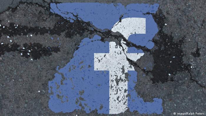 Symbolbild Facebbok vs Datenschutz Risse im Straßenbelag mit erodiertem Facebook Logo