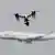 Archivbild: Großbritannien - Flughafen Gatwick: Flugzeug und eine Drohne