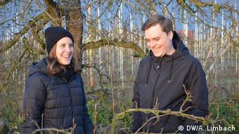 Franziska und Johannes Bohm auf dem heimischen Bioobsthof (Bild: DW/A. Limbach)