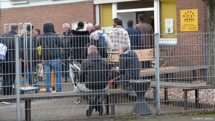 Deutschland Bonner Tafel | Kunden stehen Schlange