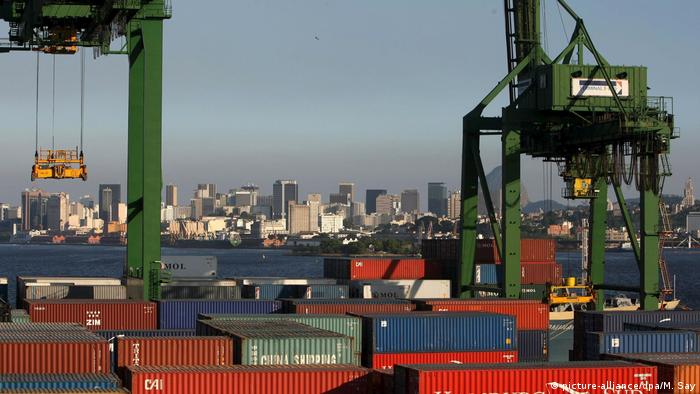 Brasilien Container im Hafen von Rio de Janeiro