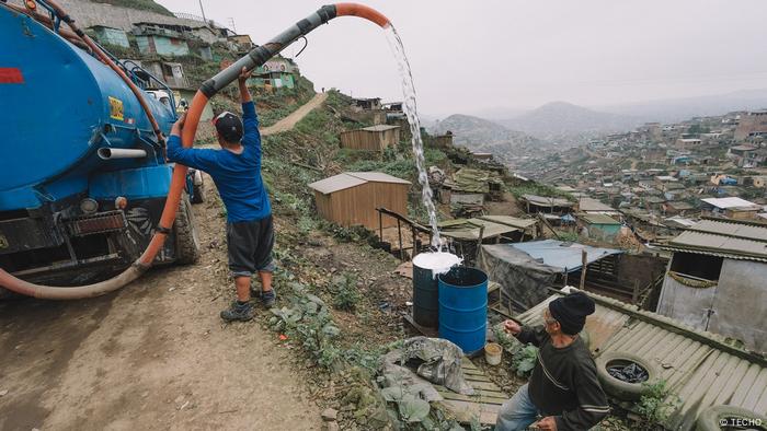 En San Juan de Miraflores, nueve de cada diez asentamientos estudiados no cuenta con acceso seguro a la red pública de agua ni está conectado a la de alcantarillado. El 76% se abastece a través de camiones cisterna y el 74% utiliza un silo o letrina para evacuar sus necesidades. Cuatro de diez asentamientos populares no cuenta tampoco con acceso seguro a electricidad, con medidor domiciliario.