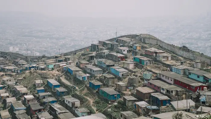 El Distrito Central de San Juan de Miraflores, en Lima, es una de las cinco zonas de mayor concentración de pobreza urbana en Perú. Un estudio de TECHO en este sector identificó 138 asentamientos populares, donde residen más de 12.300 familias. Aquí se encuentra el llamado “muro de la vergüenza”, que los separa de un acomodado barrio de la capital. 