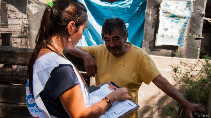 El mapeo permite direccionar el trabajo de los voluntarios, que por medio de encuestas recogen información sobre la situación del campamento: si los vecinos tienen acceso a servicios básicos y título de propiedad de su terreno, cómo es la calidad de la vivienda y qué organizaciones vecinales existen, entre otros datos que permiten conocer la realidad de estas poblaciones.
