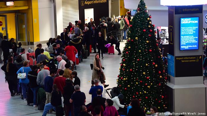 Großbritannien London Wartende Passagiere am geschlossenen Flughafen Gatwick