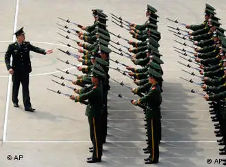 国庆将至，中国各地阅兵队正加紧练兵