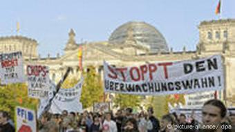 Demonstranten mit Transparenten vor dem Reichstag 2008 (Foto: dpa)
