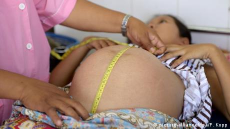 Schwangerschaft Kambodscha Leihmutterschaft (picture-alliance/dpa/F. Kopp)