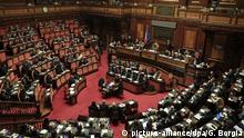 19.12.2018, Italien, Rom: Giuseppe Conte (M), Ministerpräsident von Italien, spricht vor dem italienischen Senat über das Haushaltsgesetz der Regierung. Das drohende Strafverfahren gegen Italien wegen überhöhter Neuverschuldung ist vorerst abgewendet. Rom hat nach Angabe des EU-Finanzkommissars ausreichende Zugeständnisse gemacht, um dies für 2019 zu vermeiden. Foto: Gregorio Borgia/AP/dpa +++ dpa-Bildfunk +++ |