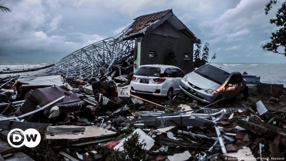 Indonesia berduka atas banyaknya kematian pasca tsunami – DW – 23 Desember 2018