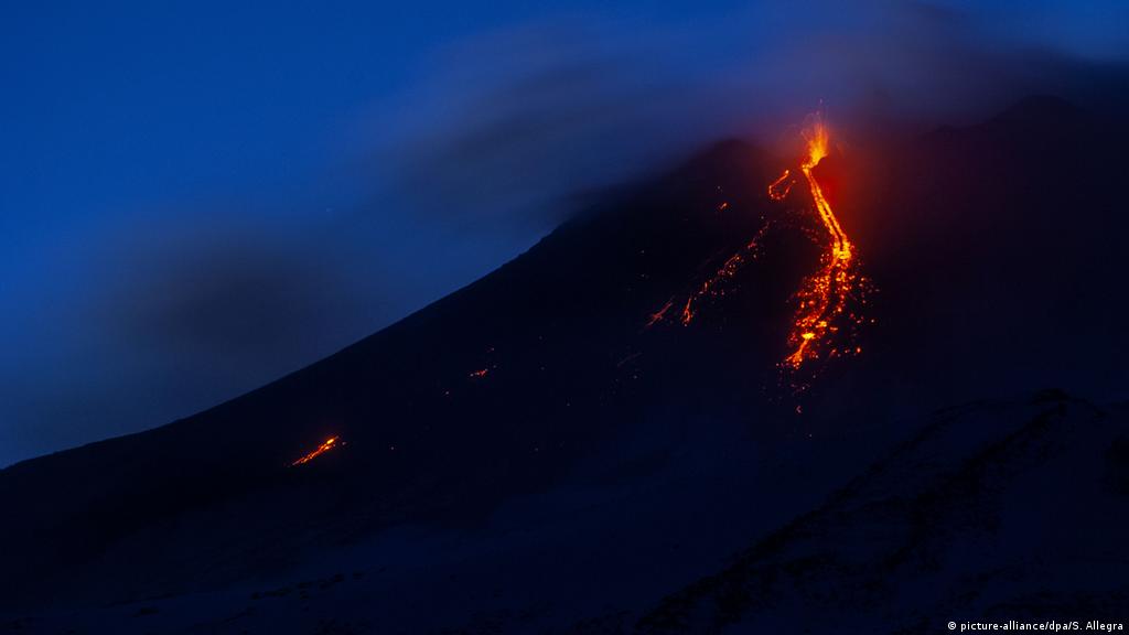 Mount Etna Sicily Italy Erupting On Christmas Eve 2022 Sicily′S Mount Etna Spews Ash From New Fracture | News | Dw | 24.12.2018