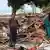 Homens fazem buscas em escombros na costa da província de Banten