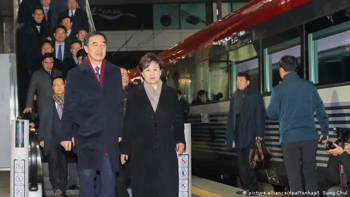 Південнокорейські політики біля потягу, що має прямувати у Північну Корею