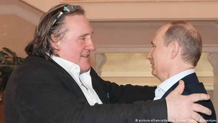 德帕迪约被看作是普京的好友。2013年1月3日，普京授予了德帕迪约俄罗斯公民身份