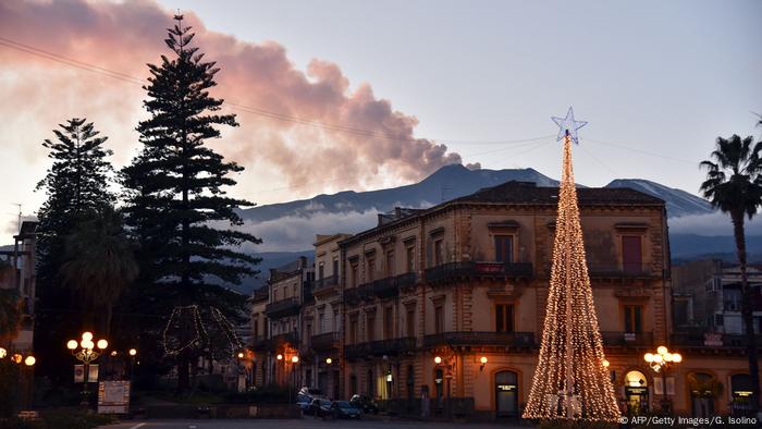 Este 24 de diciembre, en plena Navidad, el Etna en Sicilia, lanzó rocas, lava y fuego en una de sus más fuertes erupciones de los últimos años. La erupción del volcán, uno de los más activos de Europa, dio lugar a una serie de más de 130 terremotos. Algunos de una magnitud de 4,8. El saldo: diez lesionados y daños materiales a casas, iglesias y otros edificios.