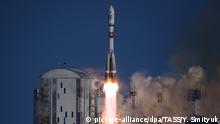 27.12.2018, Russland: AMUR REGION, RUSSIA - DECEMBER 27, 2018: A Soyuz-2.1a rocket booster with a Fregat-M upper stage block lifts off from the Vostochny Cosmodrome to deliver Russia's Kanopus-V No 5 and No 6 remote sensing satellites and 26 other foreign spacecraft to orbit. Yuri Smityuk/TASS Foto: Yuri Smityuk/TASS/dpa |