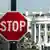 Знак STOP и Белый дом - официальная резиденция президента США