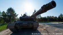 19.04.2018, Niedersachsen, Munster: Ein Kampfpanzer vom Typ Leopard 2 A7 steht auf dem Truppenübungsplatz Munster. (zu dpa Schießen mit dem «Leopard 2 A7» - die Renaissance der Panzer vom 04.05.2018) Foto: Philipp Schulze/dpa +++(c) dpa - Bildfunk+++ | Verwendung weltweit